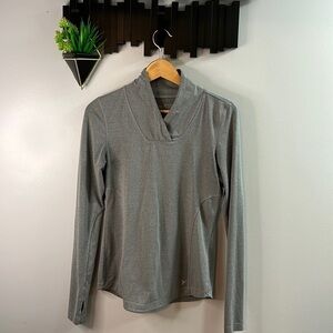Old navy active semi fitted long sleeve top size small, running